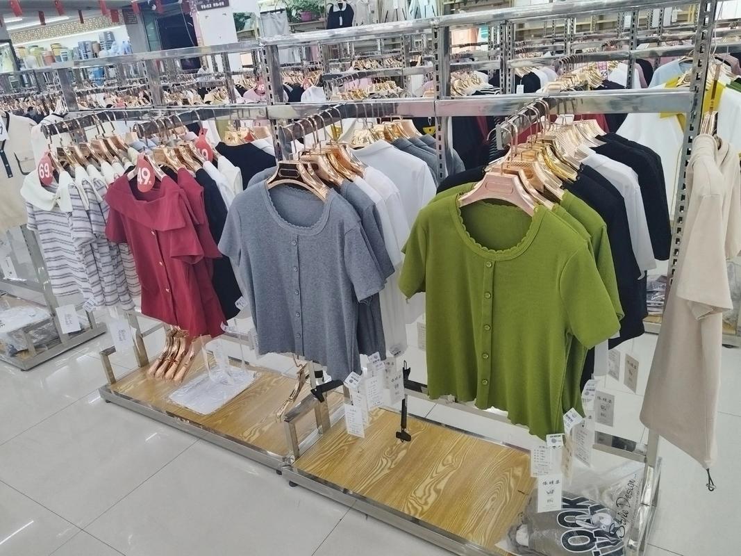 統一三樓火狐貍服裝批發城夏裝上新，鞋帽批發再掀熱潮